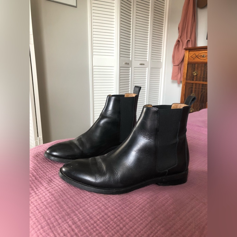 Everlane black chelsea boots